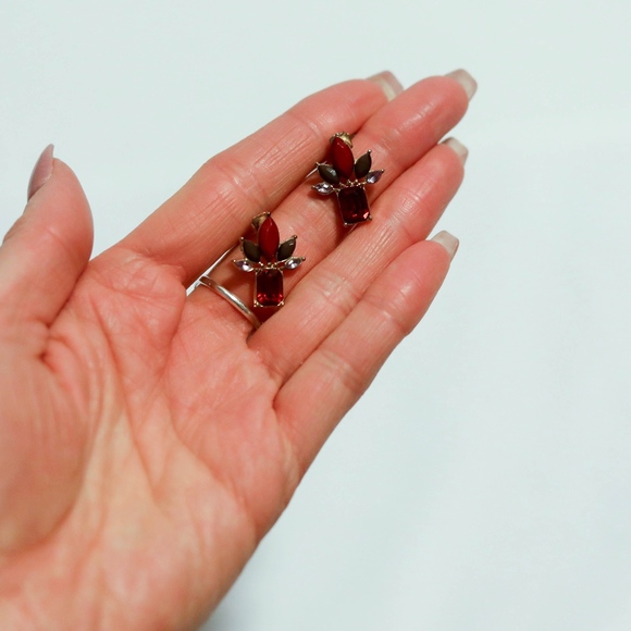 Red Rhinestone Stud Earrings - Picture 4 of 4